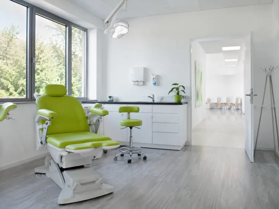 Hygienisch gereinigtes Behandlungszimmer einer Arztpraxis