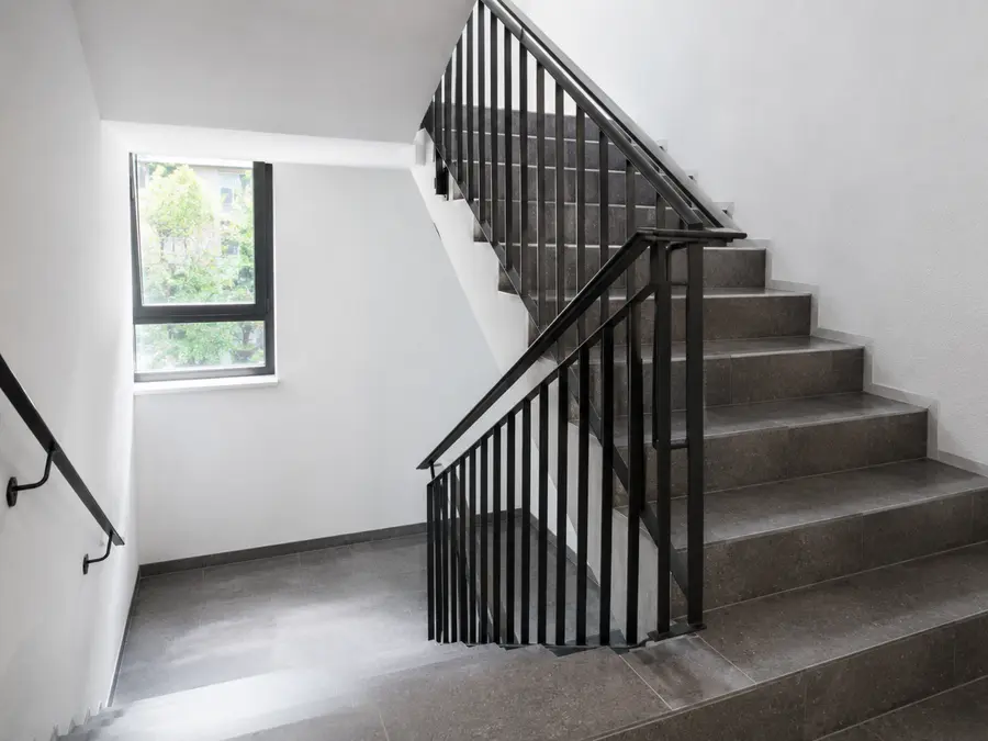 Gepflegtes, sauberes Treppenhaus mit Handlauf